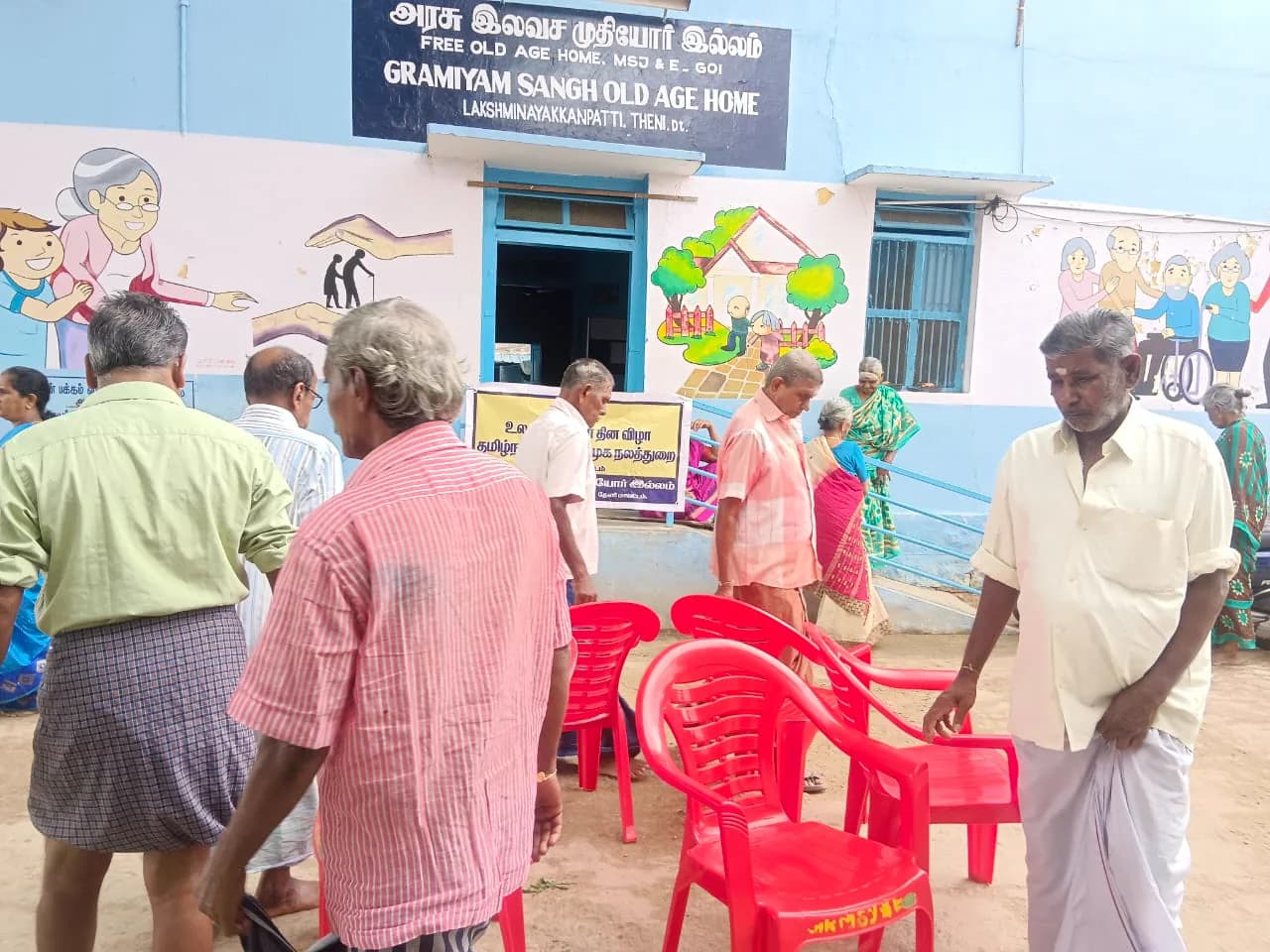 A group of Gramiyam Sangh residents and caregivers
